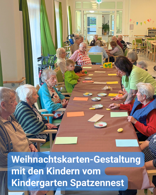 Seniorinnen und Senioren sowie Kinder sitzen gemeinsam an einem großen, langen Tisch und basteln. Bildbeschriftung: Weihnachtskarten-Gestaltung mit den Kindern vom Kindergarten Spatzennest